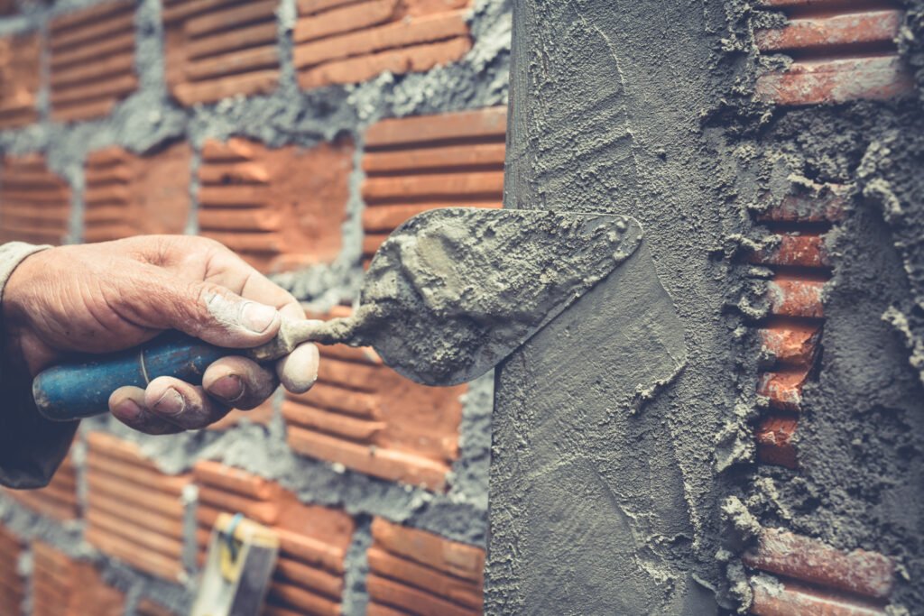 Comment choisir un maçon pour des travaux de fondation solides ?