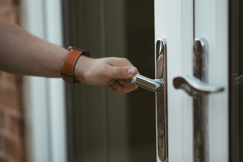 Remplacer une serrure de porte intérieure sans aide.