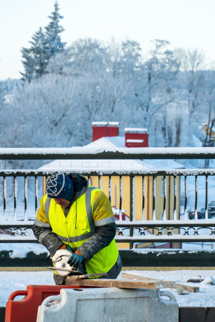 Comment préparer son chantier de construction pour l'hiver : Conseils pour les artisans