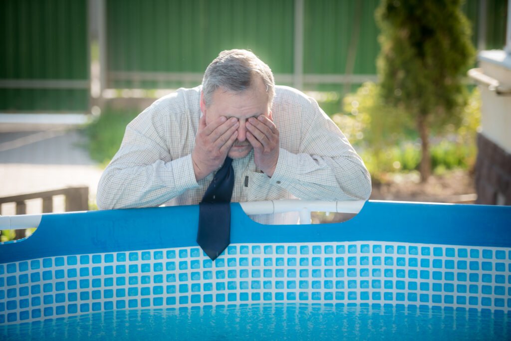 Réparer une petite fuite sur une piscine avant intervention