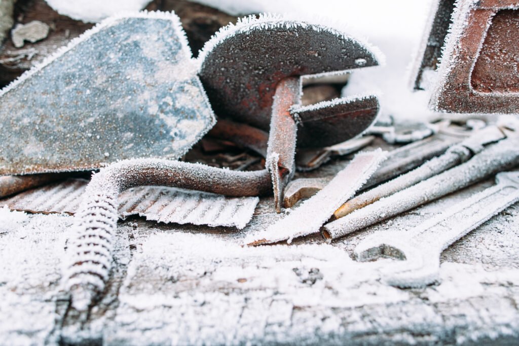 Protéger vos équipements de chantier en hiver : Les astuces des artisans expérimentés