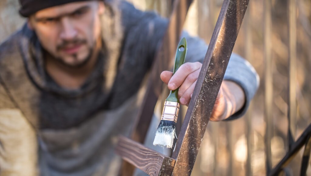 Rénovation extérieure en hiver : Les défis et solutions pour les artisans du bâtiment