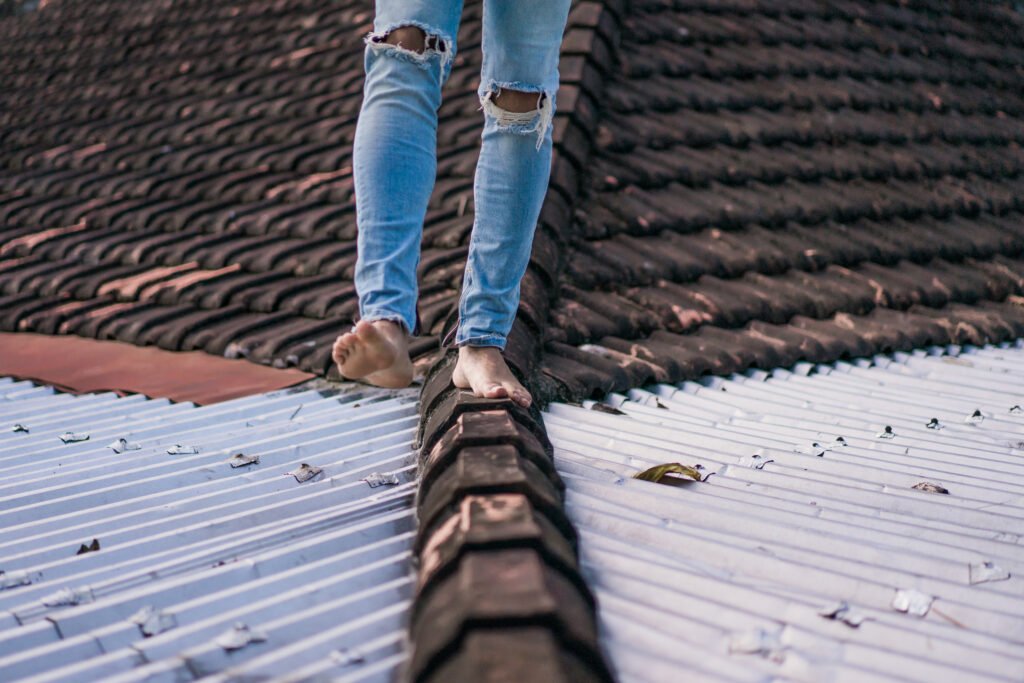 Installer une gouttière pour protéger votre toiture