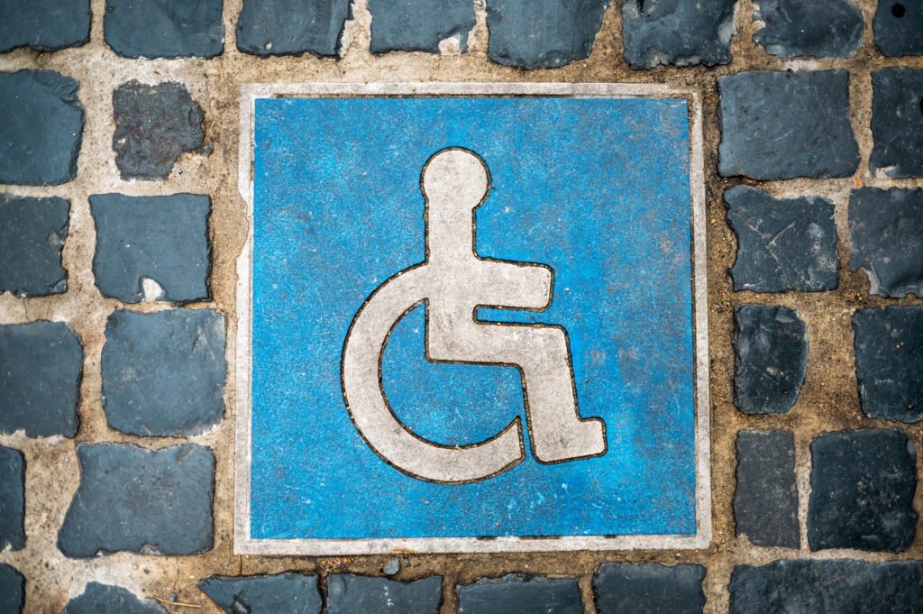 Comment un artisan doit-il gérer les normes d’accessibilité pour les personnes handicapées ?