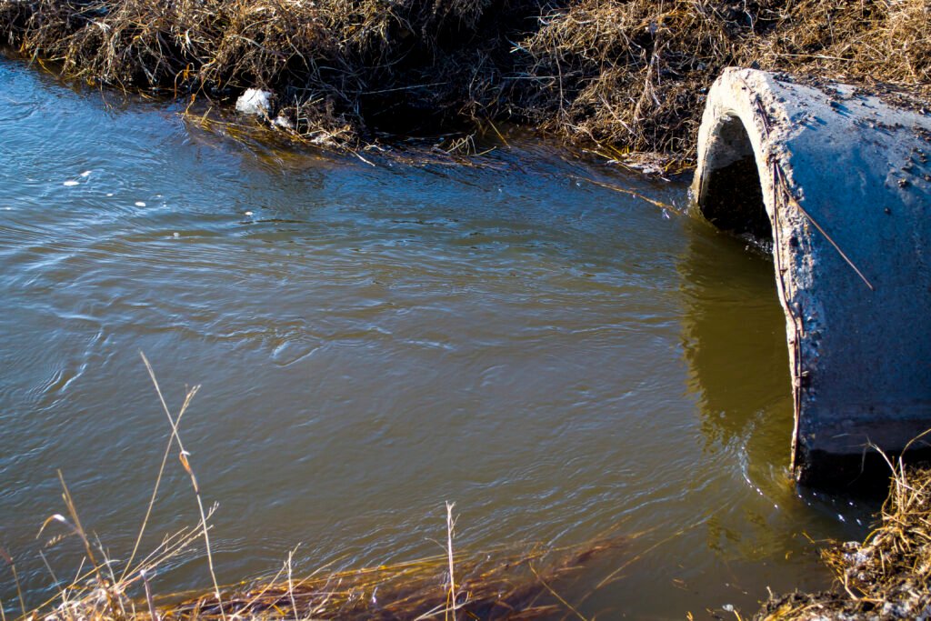 Installation de systèmes d'eaux usées.